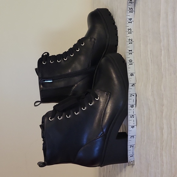 Torrid size 11.5 wide width black lug hiker boots - Picture 9 of 16